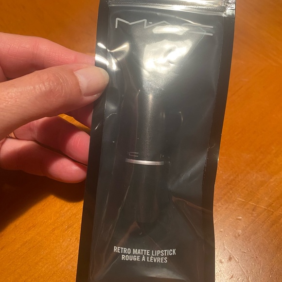 MAC Retro Matte Lipstick Relentlessly Red - Picture 4 of 16